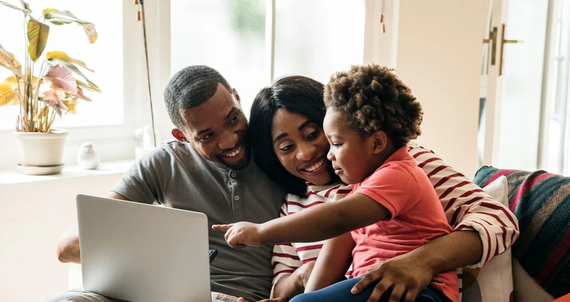 famille en train de tarifier sur notre site de courtage en assurance Sentinel