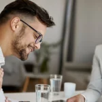 couple en train de signer un contrat d'assurance chez sentinel