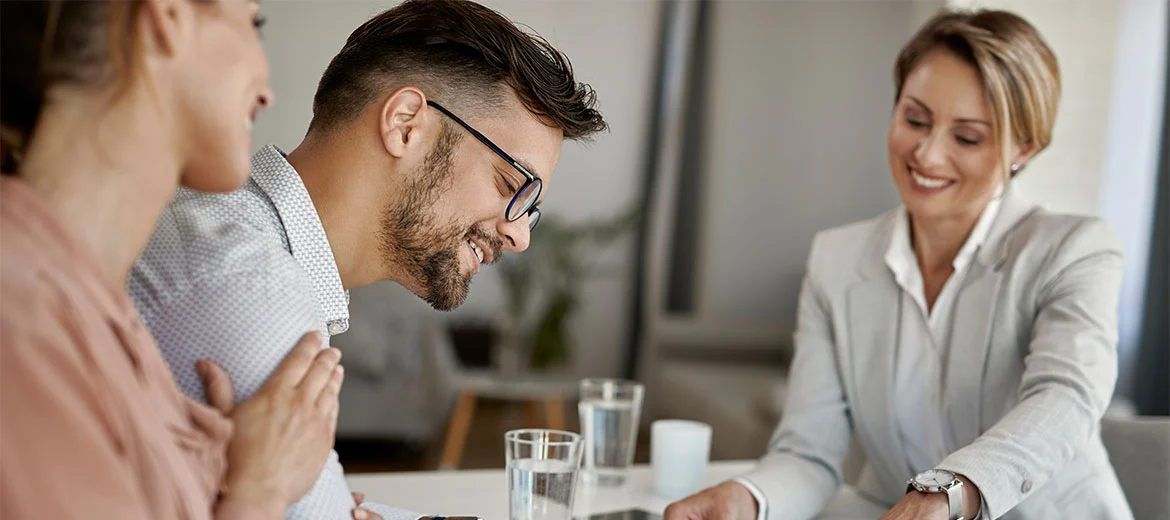 couple en train de signer un contrat d'assurance chez sentinel