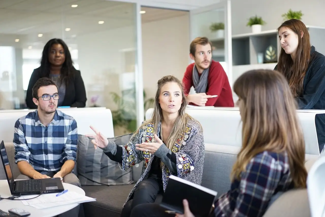 employés du cabinet sentinel en train d'échanger